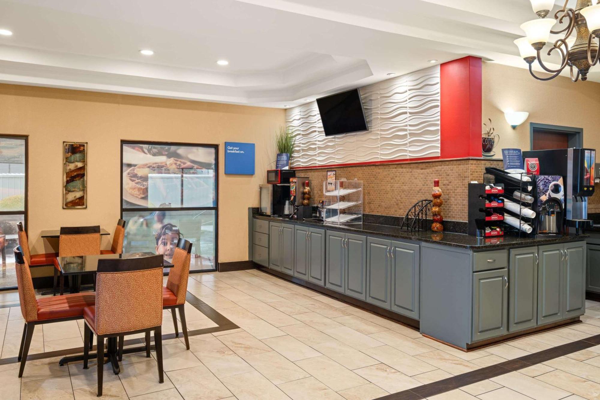 Ramada By Wyndham Locust Grove Hotel Exterior foto